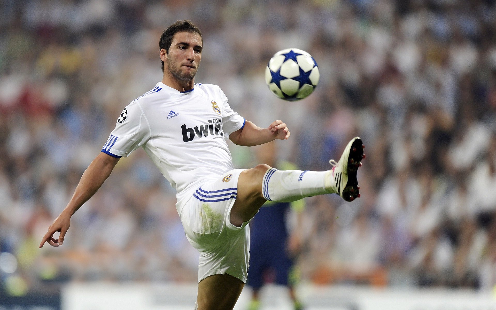 开云网站-中超球队使用战术投影设备实时调整训练节奏，足球投影